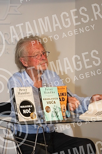 Nobel Laureate Peter Handke, who during a short visit to Belgrade, socialized with readers in the Delfi SKC bookstore and signed his books.Nobelovac Peter Handke, koji je u kratkoj poseti Beogradu druzio se sa citaocima u knjizari Delfi SKC i potpi