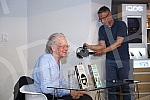Nobel Laureate Peter Handke, who during a short visit to Belgrade, socialized with readers in the Delfi SKC bookstore and signed his books.Nobelovac Peter Handke, koji je u kratkoj poseti Beogradu druzio se sa citaocima u knjizari Delfi SKC i potpi