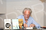 Nobel Laureate Peter Handke, who during a short visit to Belgrade, socialized with readers in the Delfi SKC bookstore and signed his books.Nobelovac Peter Handke, koji je u kratkoj poseti Beogradu druzio se sa citaocima u knjizari Delfi SKC i potpi