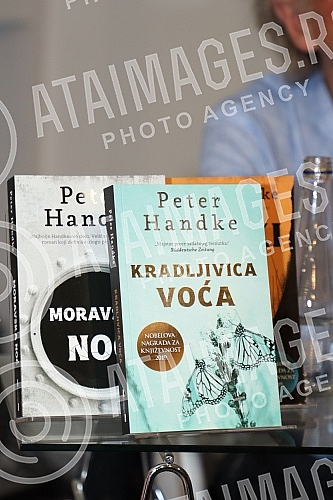 Nobel Laureate Peter Handke, who during a short visit to Belgrade, socialized with readers in the Delfi SKC bookstore and signed his books.Nobelovac Peter Handke, koji je u kratkoj poseti Beogradu druzio se sa citaocima u knjizari Delfi SKC i potpi