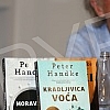 Nobel Laureate Peter Handke, who during a short visit to Belgrade, socialized with readers in the Delfi SKC bookstore and signed his books.Nobelovac Peter Handke, koji je u kratkoj poseti Beogradu druzio se sa citaocima u knjizari Delfi SKC i potpi