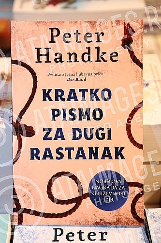 Nobel Laureate Peter Handke, who during a short visit to Belgrade, socialized with readers in the Delfi SKC bookstore and signed his books.Nobelovac Peter Handke, koji je u kratkoj poseti Beogradu druzio se sa citaocima u knjizari Delfi SKC i potpi