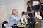 Nobel Laureate Peter Handke, who during a short visit to Belgrade, socialized with readers in the Delfi SKC bookstore and signed his books.Nobelovac Peter Handke, koji je u kratkoj poseti Beogradu druzio se sa citaocima u knjizari Delfi SKC i potpi