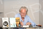 Nobel Laureate Peter Handke, who during a short visit to Belgrade, socialized with readers in the Delfi SKC bookstore and signed his books.Nobelovac Peter Handke, koji je u kratkoj poseti Beogradu druzio se sa citaocima u knjizari Delfi SKC i potpi