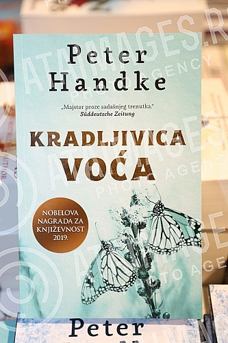 Nobel Laureate Peter Handke, who during a short visit to Belgrade, socialized with readers in the Delfi SKC bookstore and signed his books.Nobelovac Peter Handke, koji je u kratkoj poseti Beogradu druzio se sa citaocima u knjizari Delfi SKC i potpi