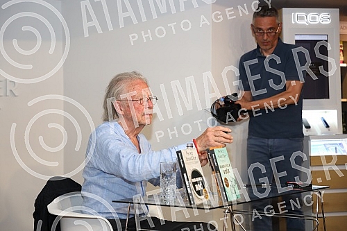 Nobel Laureate Peter Handke, who during a short visit to Belgrade, socialized with readers in the Delfi SKC bookstore and signed his books.Nobelovac Peter Handke, koji je u kratkoj poseti Beogradu druzio se sa citaocima u knjizari Delfi SKC i potpi