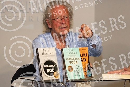 Nobel Laureate Peter Handke, who during a short visit to Belgrade, socialized with readers in the Delfi SKC bookstore and signed his books.Nobelovac Peter Handke, koji je u kratkoj poseti Beogradu druzio se sa citaocima u knjizari Delfi SKC i potpi