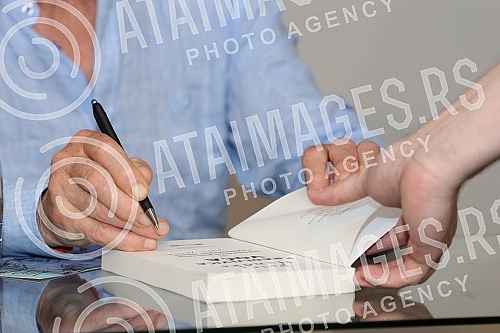 Nobel Laureate Peter Handke, who during a short visit to Belgrade, socialized with readers in the Delfi SKC bookstore and signed his books.Nobelovac Peter Handke, koji je u kratkoj poseti Beogradu druzio se sa citaocima u knjizari Delfi SKC i potpi