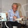 Nobel Laureate Peter Handke, who during a short visit to Belgrade, socialized with readers in the Delfi SKC bookstore and signed his books.Nobelovac Peter Handke, koji je u kratkoj poseti Beogradu druzio se sa citaocima u knjizari Delfi SKC i potpi