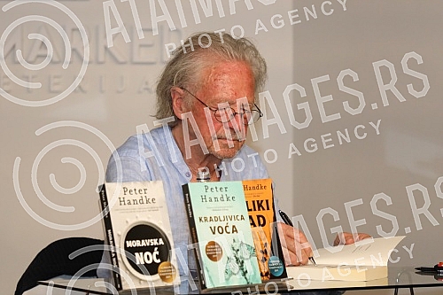 Nobel Laureate Peter Handke, who during a short visit to Belgrade, socialized with readers in the Delfi SKC bookstore and signed his books.Nobelovac Peter Handke, koji je u kratkoj poseti Beogradu druzio se sa citaocima u knjizari Delfi SKC i potpi