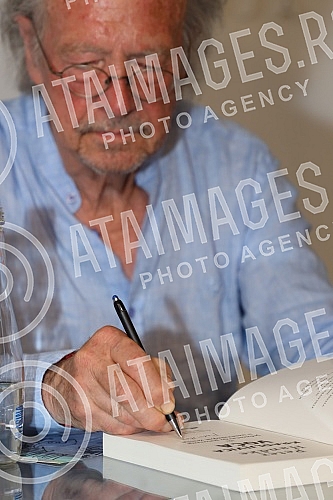 Nobel Laureate Peter Handke, who during a short visit to Belgrade, socialized with readers in the Delfi SKC bookstore and signed his books.Nobelovac Peter Handke, koji je u kratkoj poseti Beogradu druzio se sa citaocima u knjizari Delfi SKC i potpi