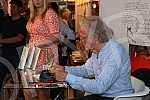 Nobel Laureate Peter Handke, who during a short visit to Belgrade, socialized with readers in the Delfi SKC bookstore and signed his books.Nobelovac Peter Handke, koji je u kratkoj poseti Beogradu druzio se sa citaocima u knjizari Delfi SKC i potpi