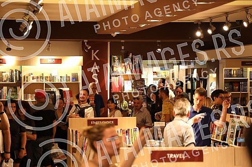 Nobel Laureate Peter Handke, who during a short visit to Belgrade, socialized with readers in the Delfi SKC bookstore and signed his books.Nobelovac Peter Handke, koji je u kratkoj poseti Beogradu druzio se sa citaocima u knjizari Delfi SKC i potpi