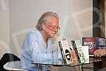Nobel Laureate Peter Handke, who during a short visit to Belgrade, socialized with readers in the Delfi SKC bookstore and signed his books.Nobelovac Peter Handke, koji je u kratkoj poseti Beogradu druzio se sa citaocima u knjizari Delfi SKC i potpi