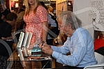 Nobel Laureate Peter Handke, who during a short visit to Belgrade, socialized with readers in the Delfi SKC bookstore and signed his books.Nobelovac Peter Handke, koji je u kratkoj poseti Beogradu druzio se sa citaocima u knjizari Delfi SKC i potpi