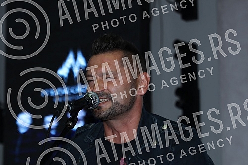 The intimate acoustic concert of the group Vatra was held in BitefArtCafe, and the reason for the same was the new song and upcoming concerts in Belgrade and Novi Sad.Intimni akusticni koncert grupe Vatra odrzan je u BitefArtCafeu,a povod za isti s