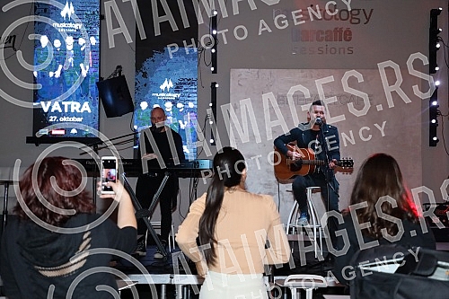 The intimate acoustic concert of the group Vatra was held in BitefArtCafe, and the reason for the same was the new song and upcoming concerts in Belgrade and Novi Sad.Intimni akusticni koncert grupe Vatra odrzan je u BitefArtCafeu,a povod za isti s
