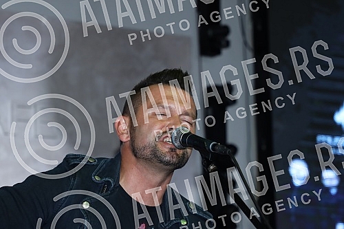 The intimate acoustic concert of the group Vatra was held in BitefArtCafe, and the reason for the same was the new song and upcoming concerts in Belgrade and Novi Sad.Intimni akusticni koncert grupe Vatra odrzan je u BitefArtCafeu,a povod za isti s