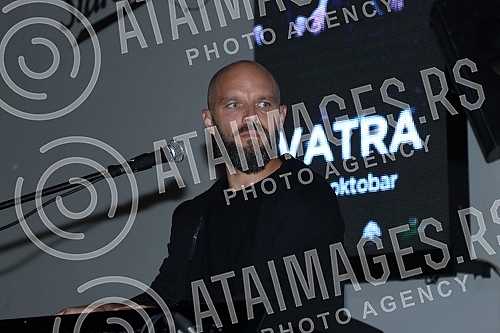 The intimate acoustic concert of the group Vatra was held in BitefArtCafe, and the reason for the same was the new song and upcoming concerts in Belgrade and Novi Sad.Intimni akusticni koncert grupe Vatra odrzan je u BitefArtCafeu,a povod za isti s