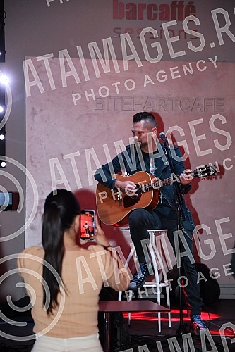 The intimate acoustic concert of the group Vatra was held in BitefArtCafe, and the reason for the same was the new song and upcoming concerts in Belgrade and Novi Sad.Intimni akusticni koncert grupe Vatra odrzan je u BitefArtCafeu,a povod za isti s