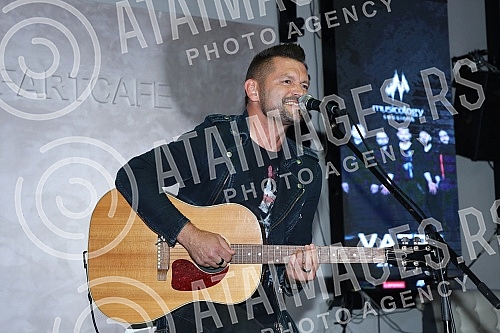 The intimate acoustic concert of the group Vatra was held in BitefArtCafe, and the reason for the same was the new song and upcoming concerts in Belgrade and Novi Sad.Intimni akusticni koncert grupe Vatra odrzan je u BitefArtCafeu,a povod za isti s