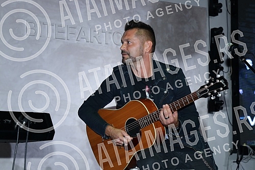 The intimate acoustic concert of the group Vatra was held in BitefArtCafe, and the reason for the same was the new song and upcoming concerts in Belgrade and Novi Sad.Intimni akusticni koncert grupe Vatra odrzan je u BitefArtCafeu,a povod za isti s
