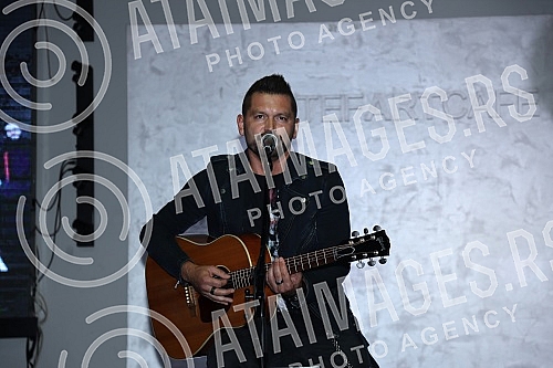 The intimate acoustic concert of the group Vatra was held in BitefArtCafe, and the reason for the same was the new song and upcoming concerts in Belgrade and Novi Sad.Intimni akusticni koncert grupe Vatra odrzan je u BitefArtCafeu,a povod za isti s