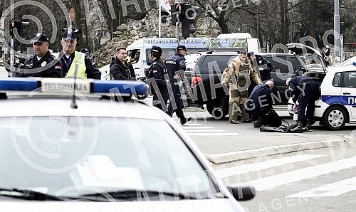 Miodrag T. (63) arrived at the entrance to the National Assembly House about 13 hours with his vehicle and threatened to commit suicide.Miodrag T. (63) dosao do ulaza ispred Doma Narodne skupstine oko 13 casova svojim vozilom i pretio je da ce izvrs