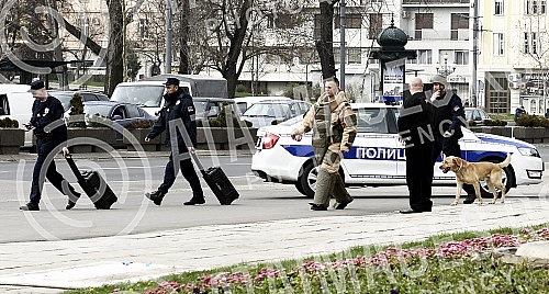 Miodrag T. (63) arrived at the entrance to the National Assembly House about 13 hours with his vehicle and threatened to commit suicide.Miodrag T. (63) dosao do ulaza ispred Doma Narodne skupstine oko 13 casova svojim vozilom i pretio je da ce izvrs