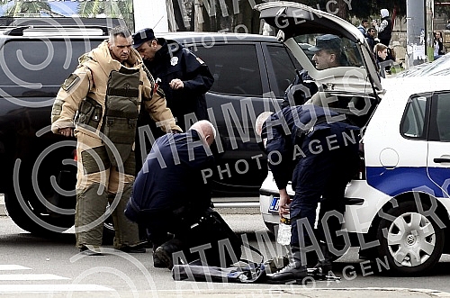 Miodrag T. (63) arrived at the entrance to the National Assembly House about 13 hours with his vehicle and threatened to commit suicide.Miodrag T. (63) dosao do ulaza ispred Doma Narodne skupstine oko 13 casova svojim vozilom i pretio je da ce izvrs