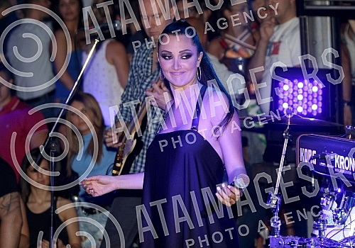 Performance of Aleksandra Prijovic (Aleksandra Zivojinovic) held on raft River.Nastup Aleksandre Prijovic (Aleksandra Zivojinovic) na splavu River.