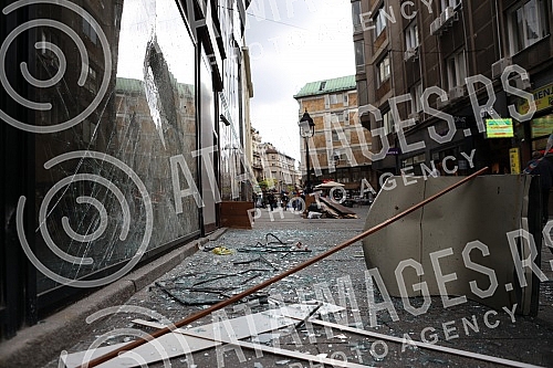 In Cika Ljubina Street, in the very center of Belgrade, a gas cylinder exploded this morning due to faulty installations, and then a fire broke out.U Cika Ljubinoj ulici, u samom centru Beograda jutros se dogodila eksplozija plinske boce zbog neisp