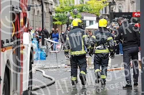 A gas cylinder exploded this morning in Cika Ljubina Street in the very center of Belgrade, and then a fire broke out.U Cika Ljubinoj ulici u samom centru Beograda jutros se dogodila eksplozija plinske boce, a zatim je izbio pozar.