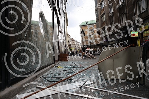 In Cika Ljubina Street, in the very center of Belgrade, a gas cylinder exploded this morning due to faulty installations, and then a fire broke out.U Cika Ljubinoj ulici, u samom centru Beograda jutros se dogodila eksplozija plinske boce zbog neisp