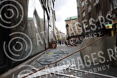 In Cika Ljubina Street, in the very center of Belgrade, a gas cylinder exploded this morning due to faulty installations, and then a fire broke out.U Cika Ljubinoj ulici, u samom centru Beograda jutros se dogodila eksplozija plinske boce zbog neisp