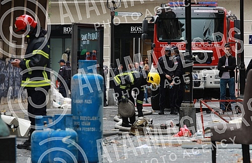 A gas cylinder exploded this morning in Cika Ljubina Street in the very center of Belgrade, and then a fire broke out.U Cika Ljubinoj ulici u samom centru Beograda jutros se dogodila eksplozija plinske boce, a zatim je izbio pozar.