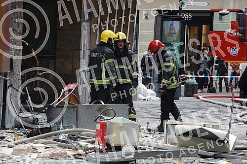 A gas cylinder exploded this morning in Cika Ljubina Street in the very center of Belgrade, and then a fire broke out.U Cika Ljubinoj ulici u samom centru Beograda jutros se dogodila eksplozija plinske boce, a zatim je izbio pozar.