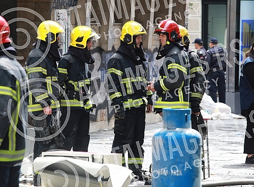 A gas cylinder exploded this morning in Cika Ljubina Street in the very center of Belgrade, and then a fire broke out.U Cika Ljubinoj ulici u samom centru Beograda jutros se dogodila eksplozija plinske boce, a zatim je izbio pozar.