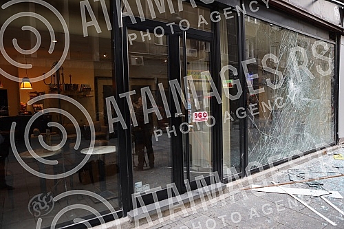 In Cika Ljubina Street, in the very center of Belgrade, a gas cylinder exploded this morning due to faulty installations, and then a fire broke out.U Cika Ljubinoj ulici, u samom centru Beograda jutros se dogodila eksplozija plinske boce zbog neisp