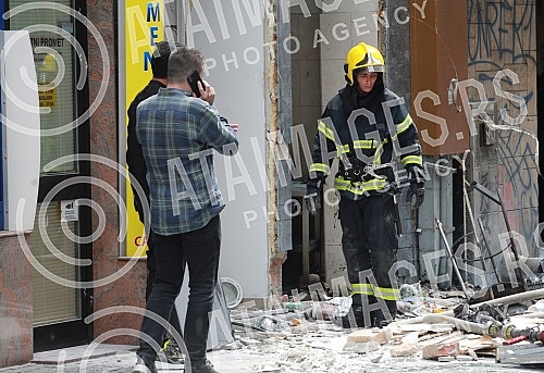 A gas cylinder exploded this morning in Cika Ljubina Street in the very center of Belgrade, and then a fire broke out.U Cika Ljubinoj ulici u samom centru Beograda jutros se dogodila eksplozija plinske boce, a zatim je izbio pozar.