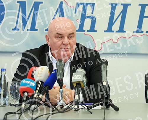 A press conference of the president of that party, Dragan Markovic-Palma, was held in the premises of United Serbia.U prostorijama Jedinstvene Srbije odrzana konferencija za novinare predsednika te stranke Dragana Markovica - Palme.