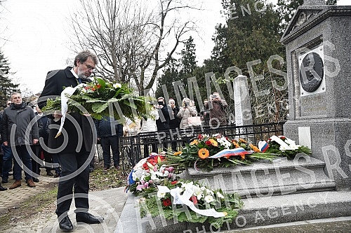 The ceremonial laying of wreaths on the renovated tombstone of Josip Runjanin at the Assumption Cemetery in Novi Sad marked the 200th anniversary of the birth of the composer of the Croatian national anthem as part of the celebration of the First Nat