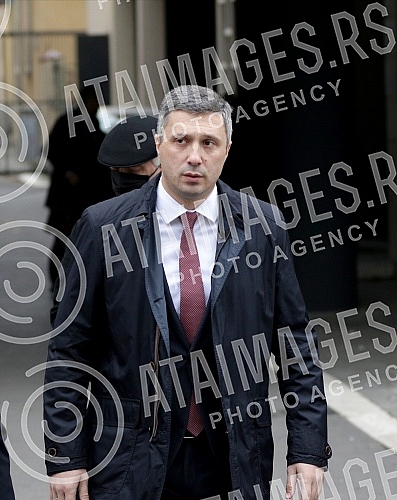 The trial of Bosko Obradovic, the president of the Dveri movement, and three members accused of violent behavior in front of the serbian parliament building in May began in the First basic court.U Prvom osnovnom sudu pocelo sudjenje predsedniku pok