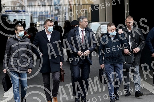 The trial of Bosko Obradovic, the president of the Dveri movement, and three members accused of violent behavior in front of the serbian parliament building in May began in the First basic court.U Prvom osnovnom sudu pocelo sudjenje predsedniku pok