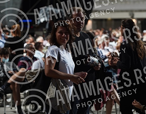 The concert of Vlatko Stefanovski and the V3 trio was held at the Tasmajdan stadium.Koncert  Vlatka Stefanovskog i V3 tria odrzan je na stadionu Tasmajdan. 