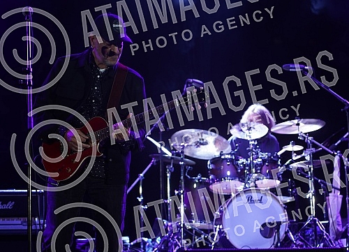 The concert of Vlatko Stefanovski and the V3 trio was held at the Tasmajdan stadium.Koncert  Vlatka Stefanovskog i V3 tria odrzan je na stadionu Tasmajdan. 