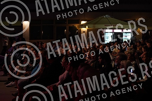 The concert of Vlatko Stefanovski and the V3 trio was held at the Tasmajdan stadium.Koncert  Vlatka Stefanovskog i V3 tria odrzan je na stadionu Tasmajdan. 