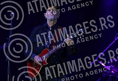 The concert of Vlatko Stefanovski and the V3 trio was held at the Tasmajdan stadium.Koncert  Vlatka Stefanovskog i V3 tria odrzan je na stadionu Tasmajdan. 