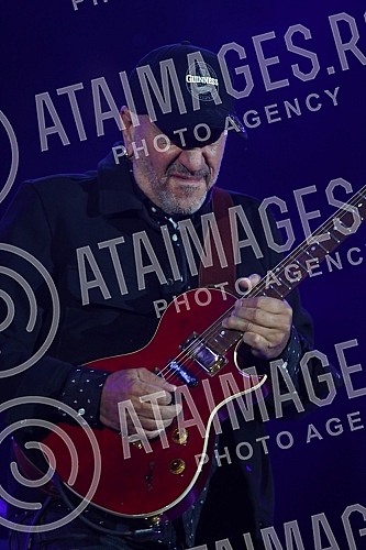 The concert of Vlatko Stefanovski and the V3 trio was held at the Tasmajdan stadium.Koncert  Vlatka Stefanovskog i V3 tria odrzan je na stadionu Tasmajdan. 
