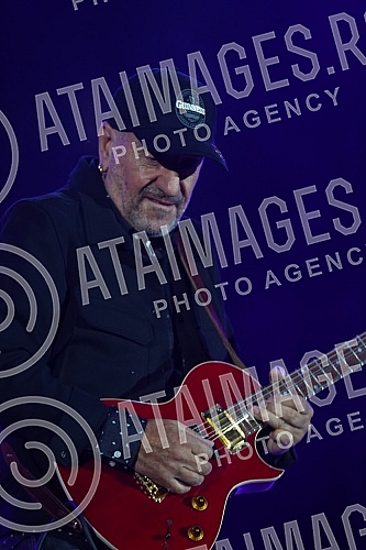 The concert of Vlatko Stefanovski and the V3 trio was held at the Tasmajdan stadium.Koncert  Vlatka Stefanovskog i V3 tria odrzan je na stadionu Tasmajdan. 